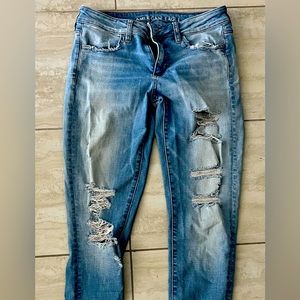 American Eagle Super-Stretch Ripped Jegging - Size 6